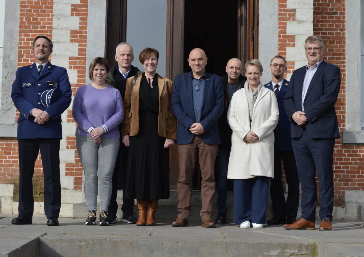 Laureaten van de Arbeid samen met de burgemeester voor het gemeentehuis