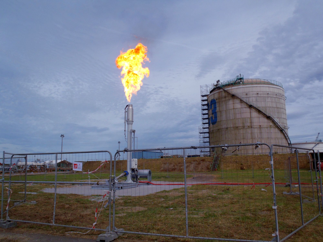 Foto van grote vlam aan gasinstallatie