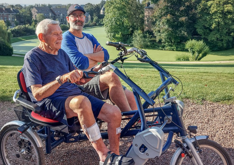 vrijwilliger met senior op duofiets