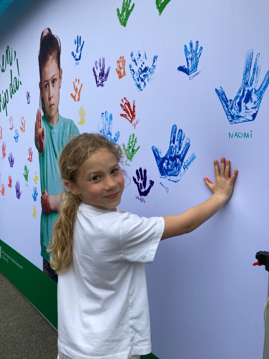 Lea zet haar "handtekening"