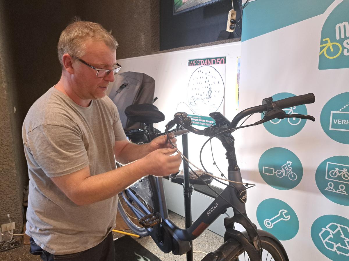 Bram kijkt de remmen van een fiets na
