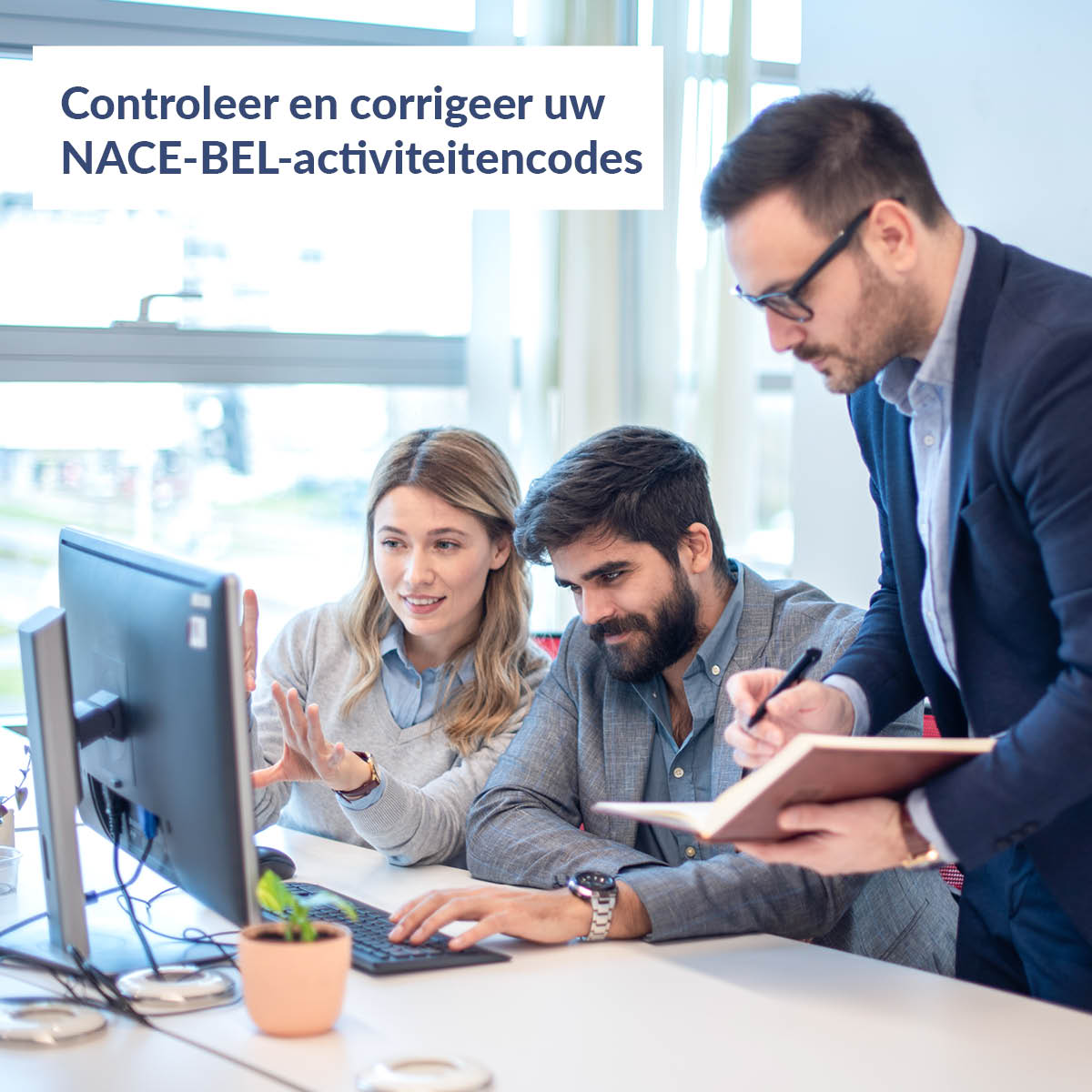 Drie mensen aan een computerscherm