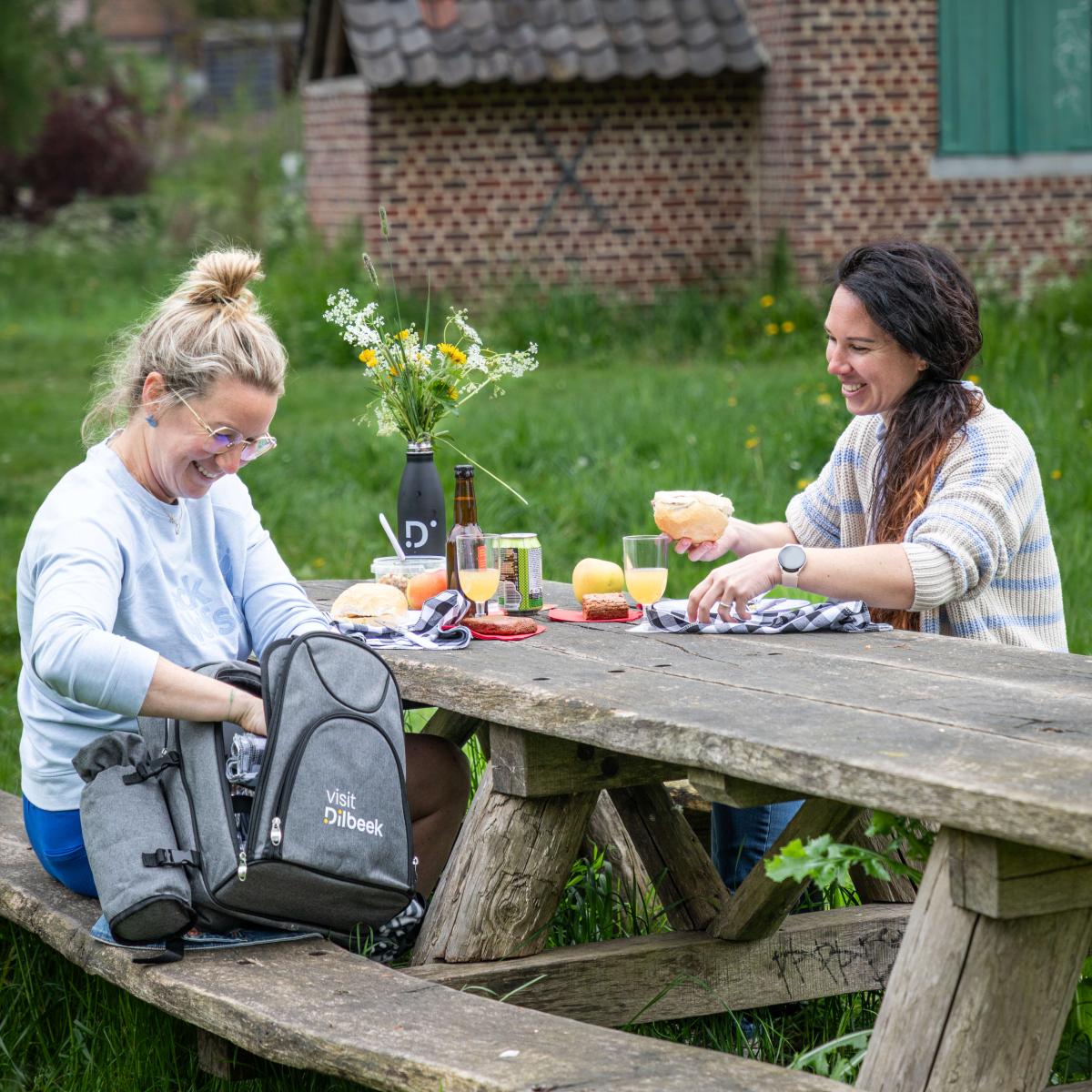 twee dames aan een picknickbank