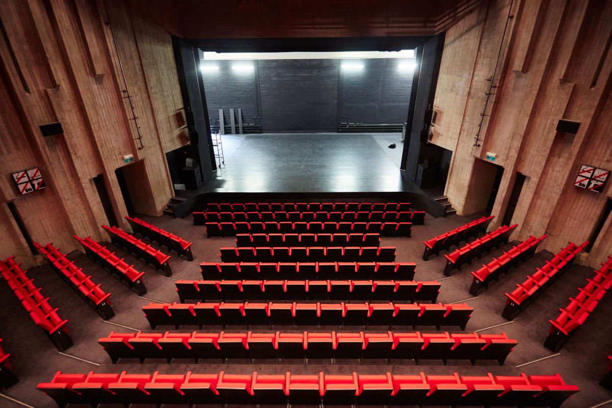 lege theaterzaal Westrand