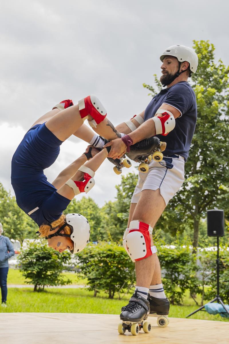 Twee acrobaten op rolschaatsen