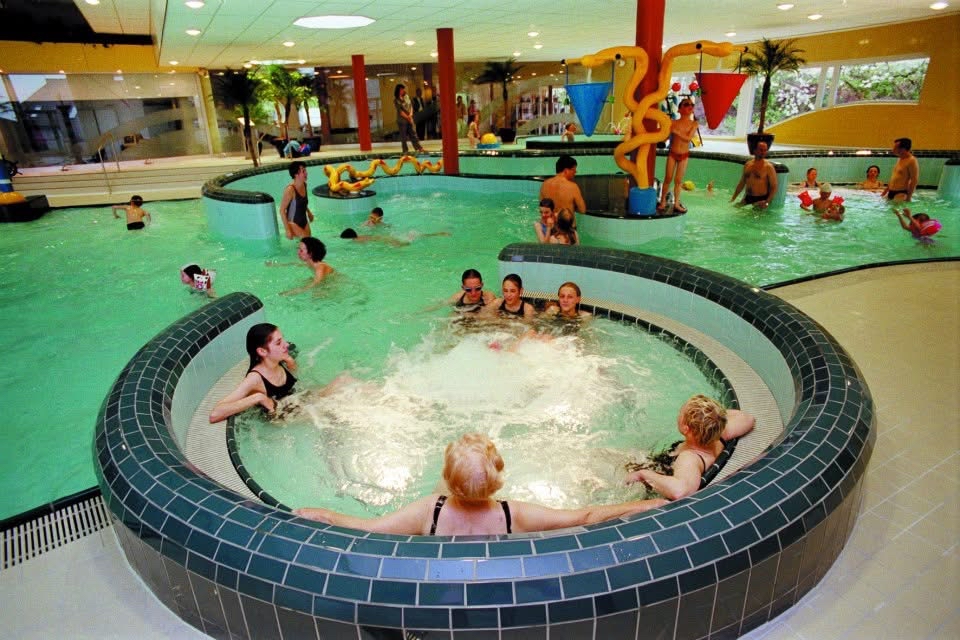 mensen in jaccuzi
