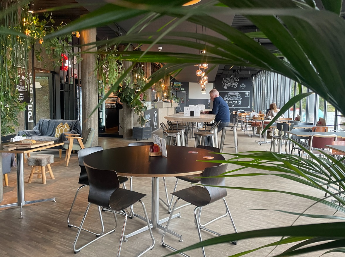 interieur van cultuurcafé
