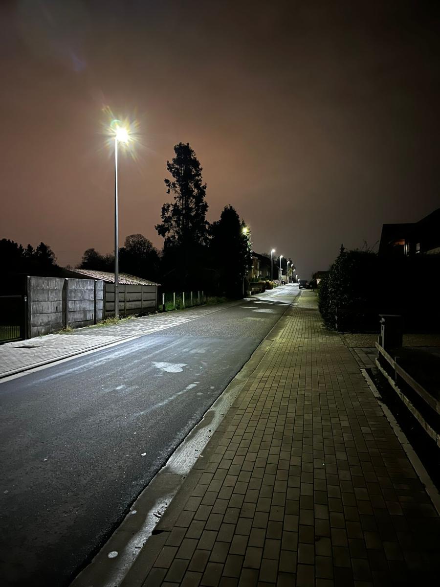 donkere straat met verlichting aan