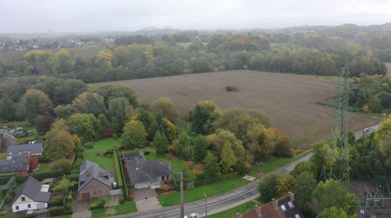 dronebeeld van hoogspanningsmast