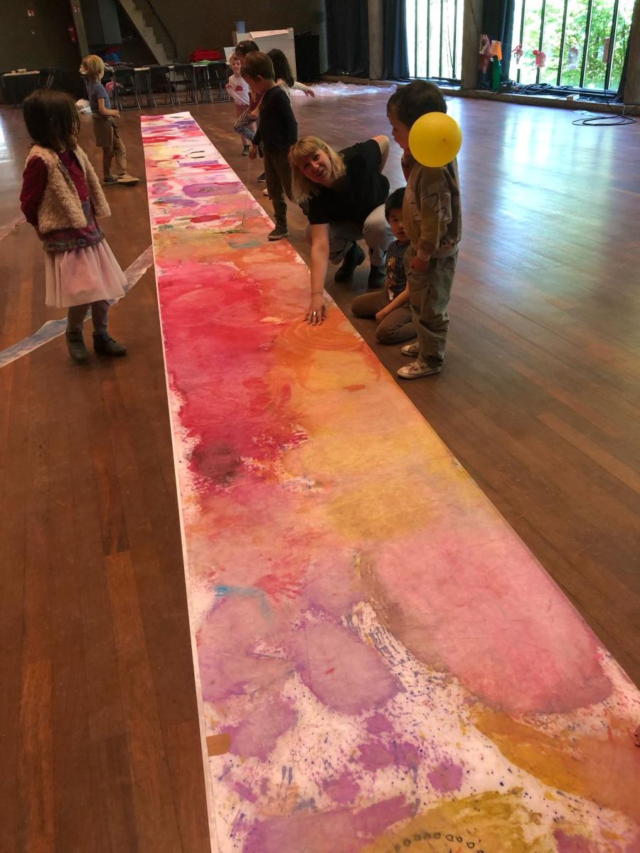 foto van kinderen die groot kunstwerk maken