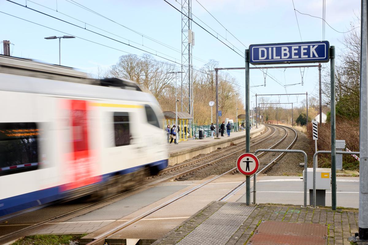 trein die aankomt in station Dilbeek