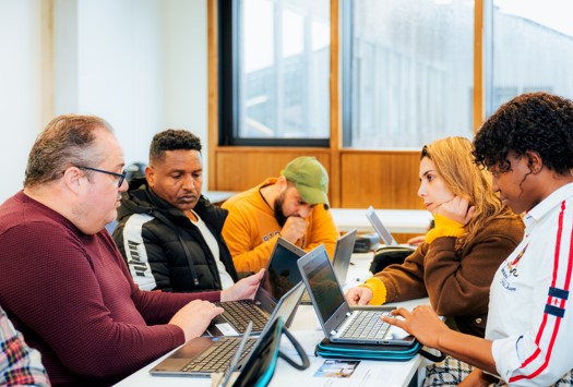 mensen rond een tafel