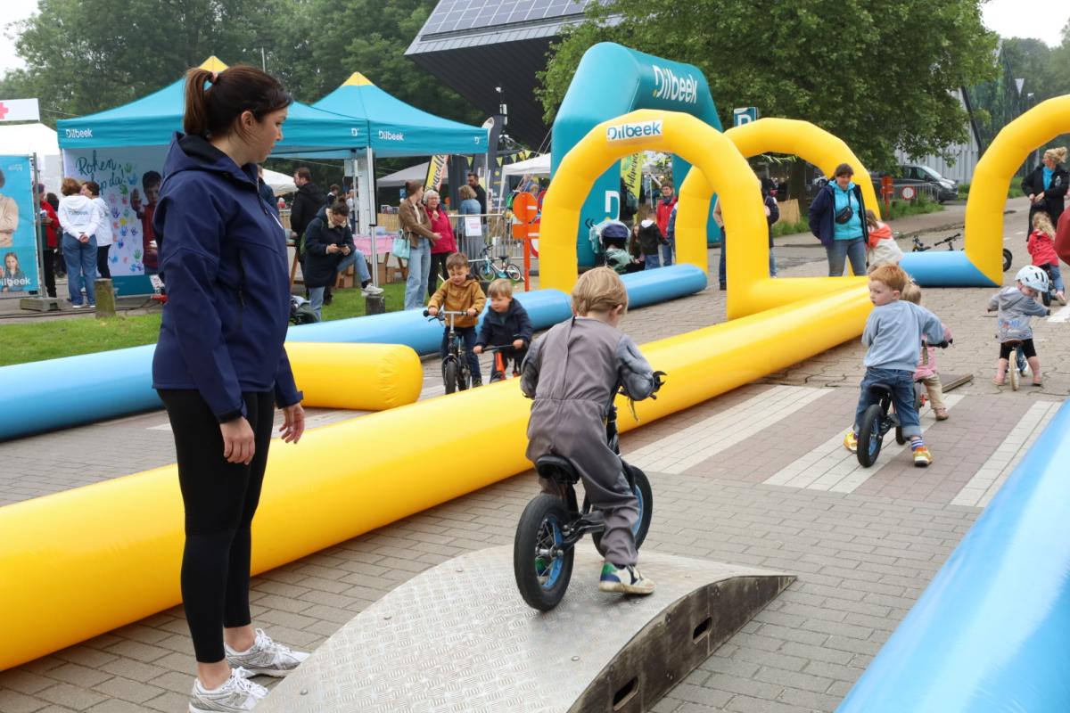 foto van fietsparcours met kinderen