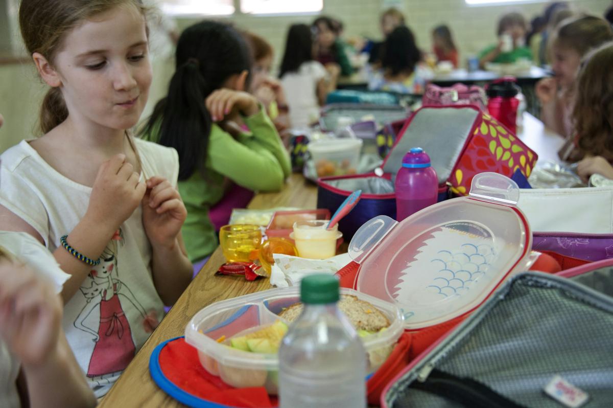 Kinderen die aan het lunchen zijn (bron Pexels)