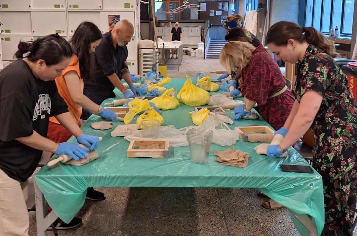 foto van groep mensen aan het kneden aan een tafe