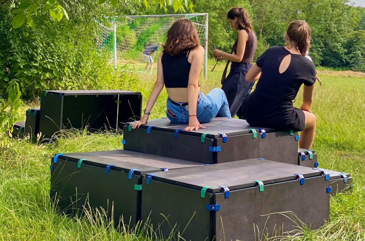 foto van drie jongedames in een weide