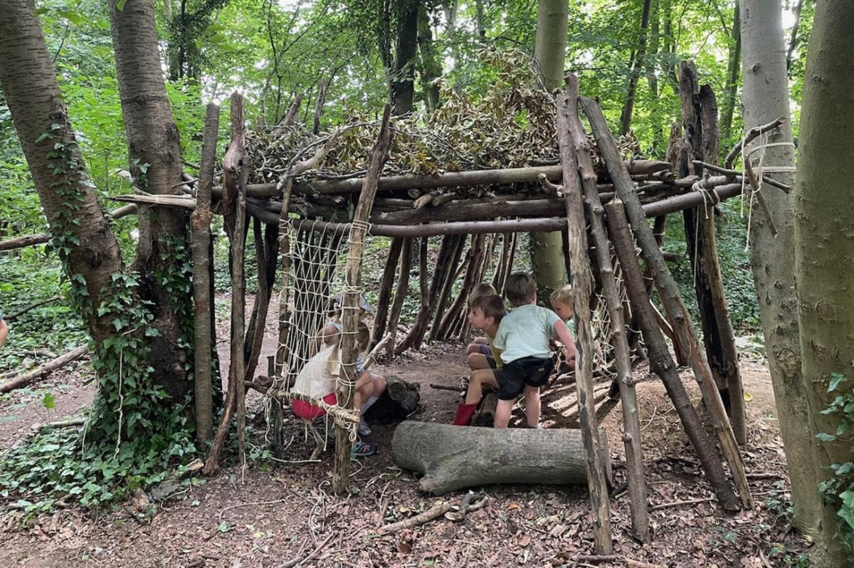 foto van kinderen in zelfgebouwd kamp