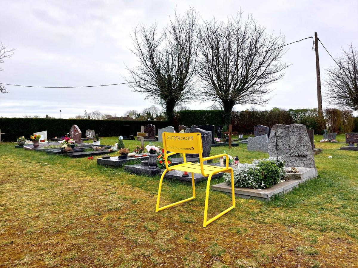 foto van gele stoel op begraafplaats