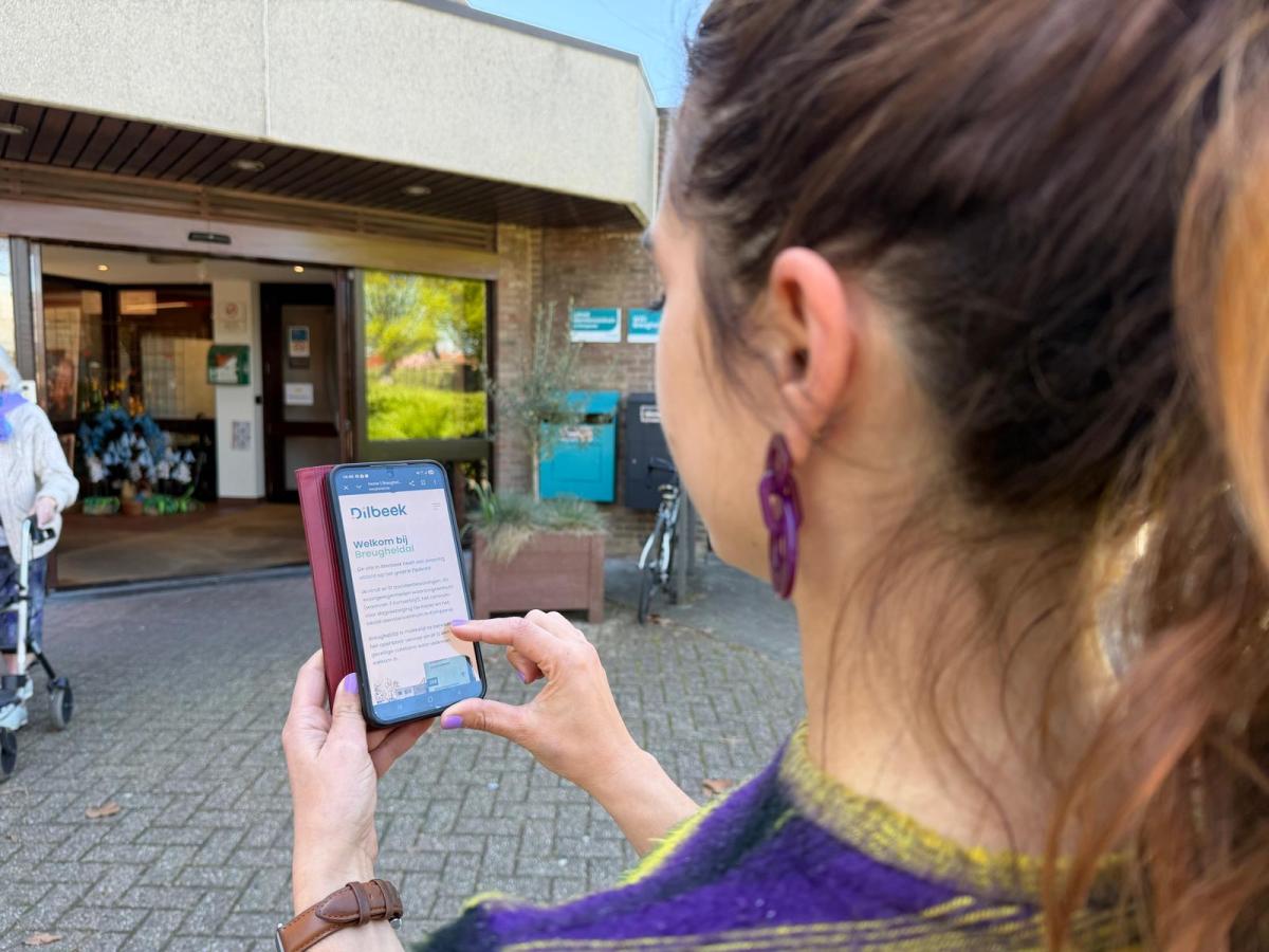 Iemand die surft naar de website van Breugheldal