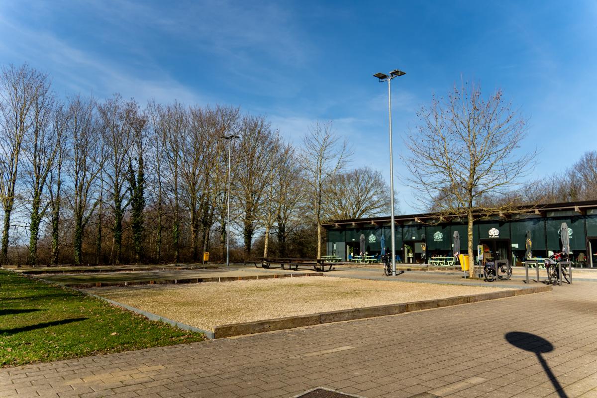 foto van lege petanquebaan