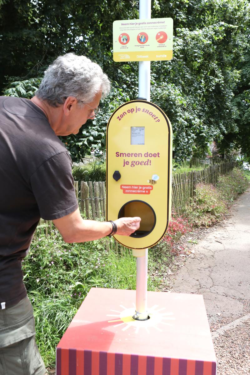 volwassen persoon neemt zonnecrème