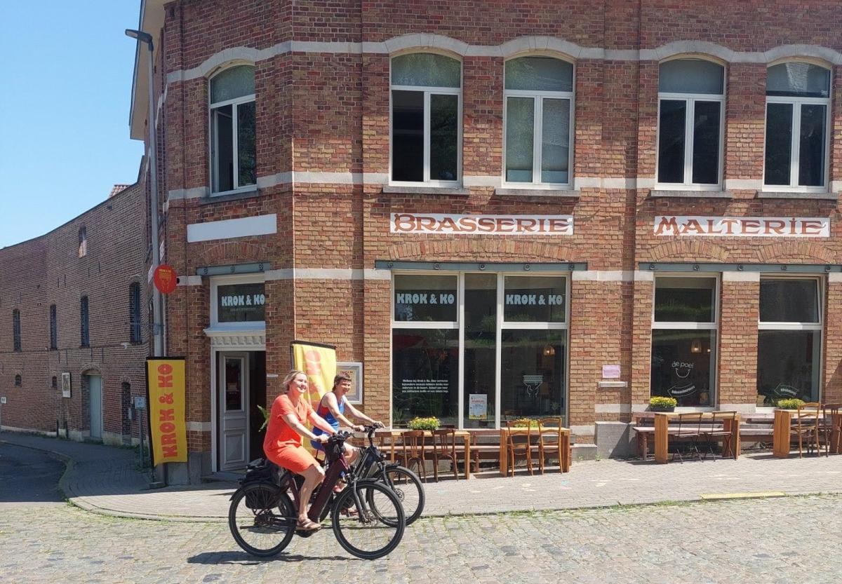 twee fietsers voor de gebouwen van Krok & Ko