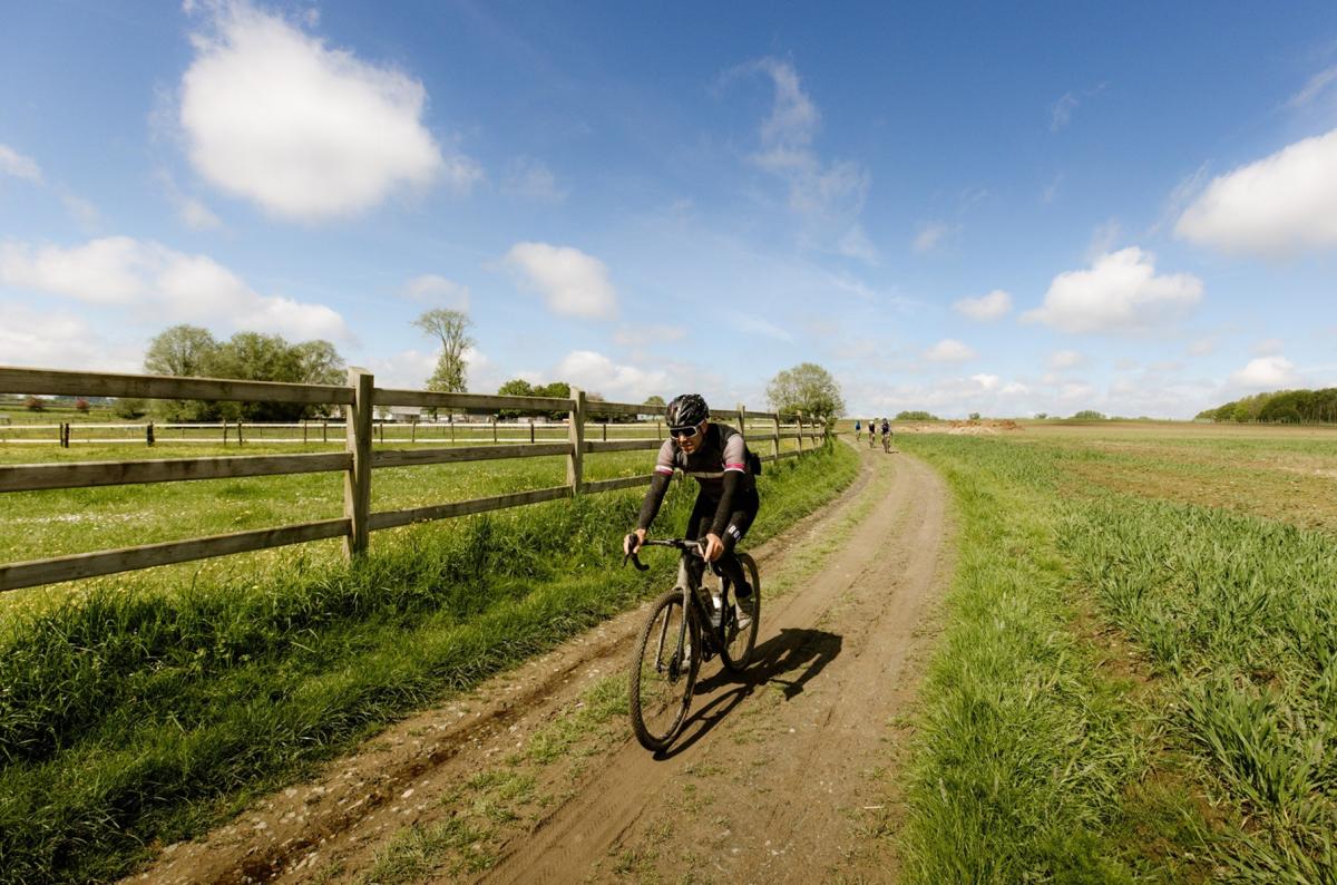 fietser op een gravelweg