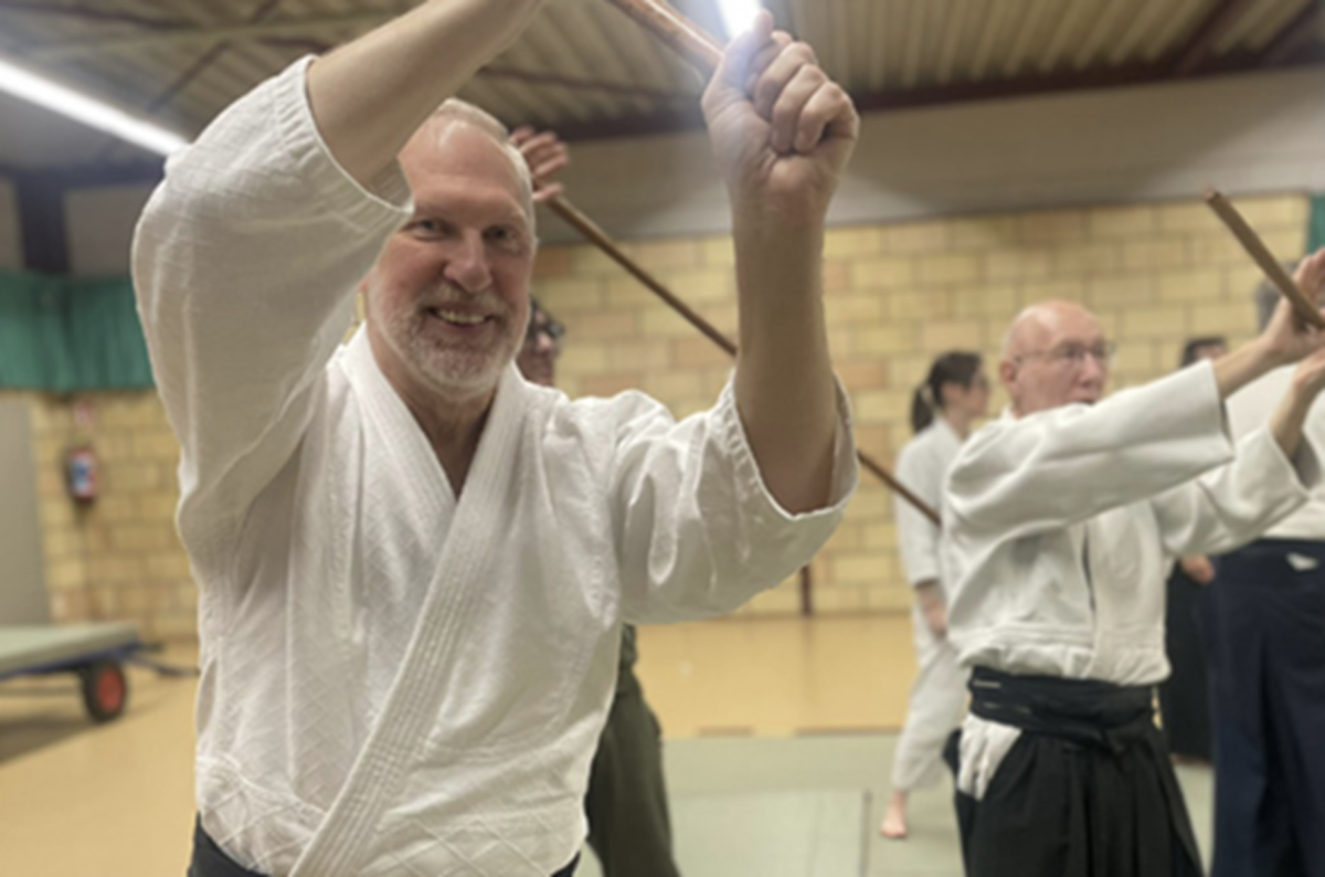 man in aikidiokleding