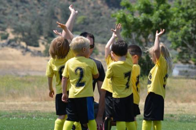 groep kinderen in sportkledij