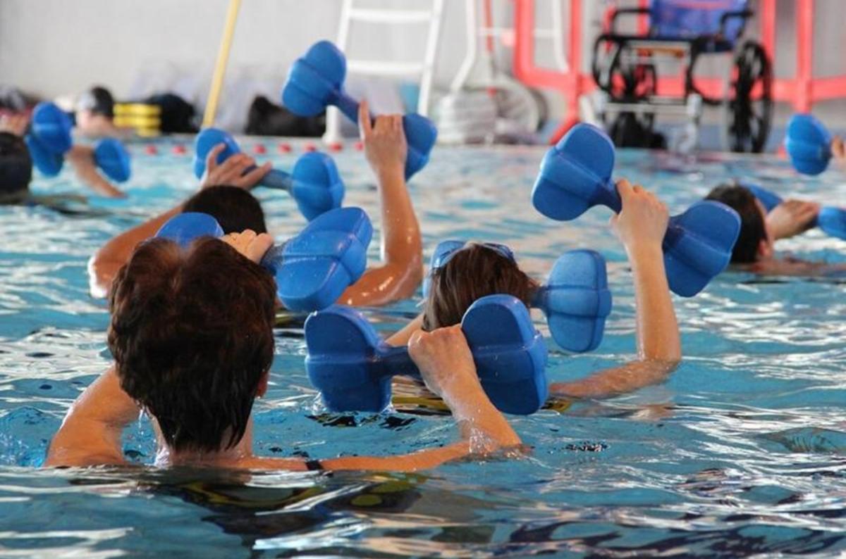 mensen doen aan aquagym