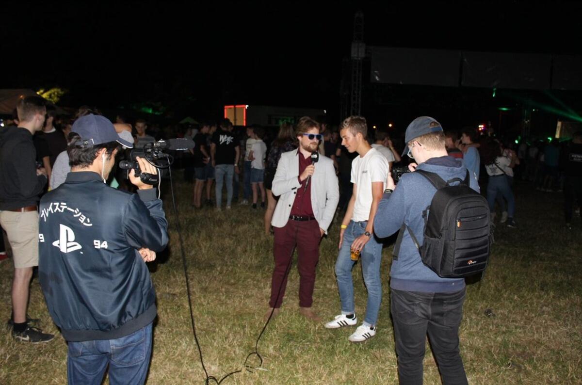 twee jongeren filmen interview op festival