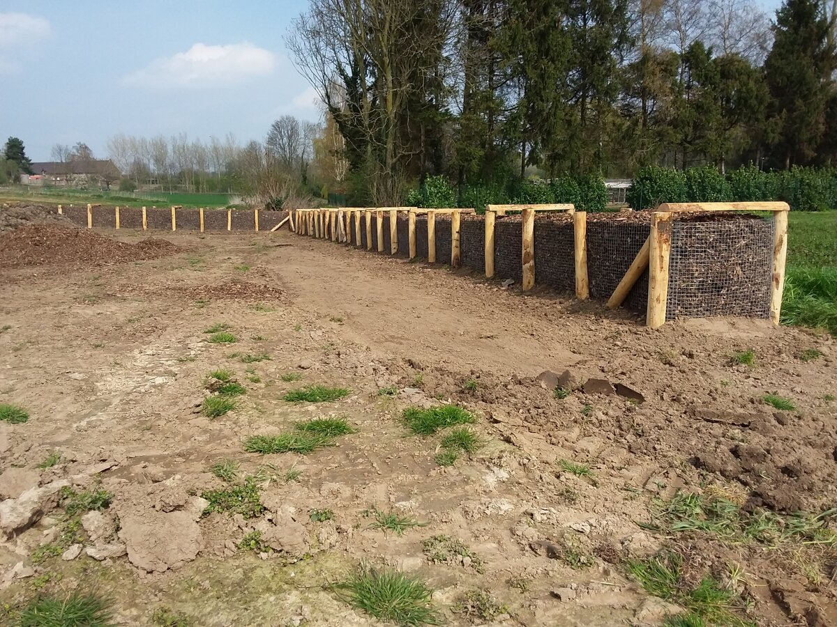 Nieuwe houthakseldam tegen afspoeling akker
