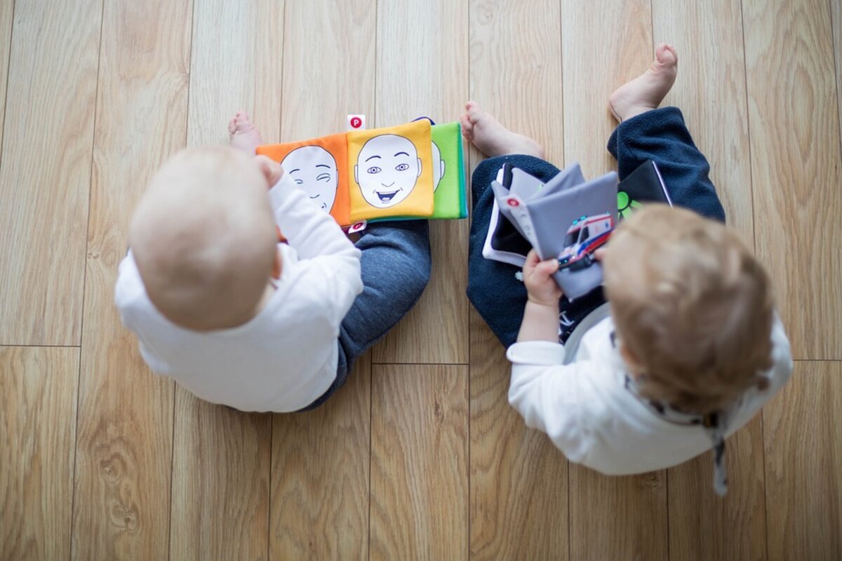 bovenaanzicht twee lezende peuters
