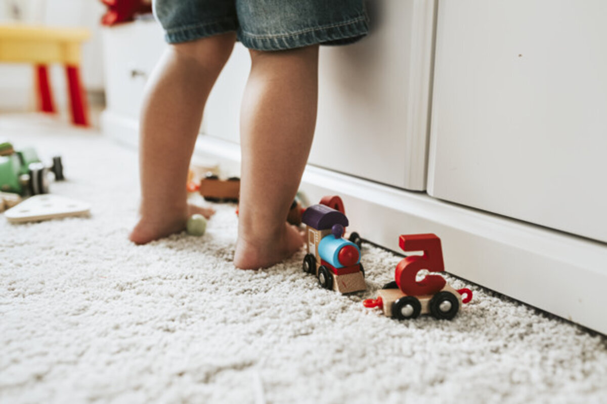 kindervoetjes op speeltapijt