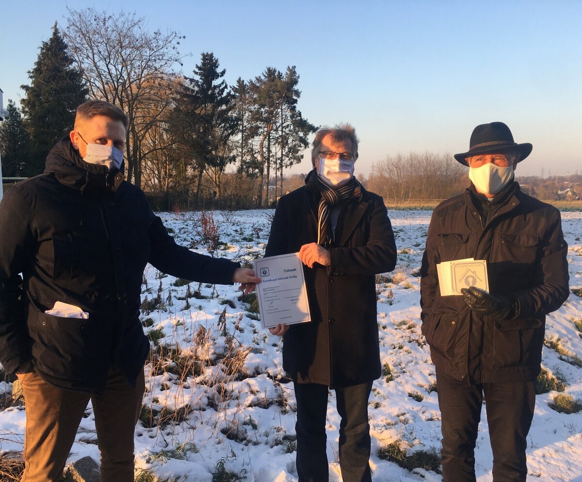 foto van bewoner die certificaat krijgt van burgemeester
