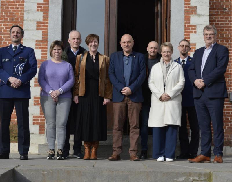 Laureaten van de Arbeid samen met de burgemeester voor het gemeentehuis