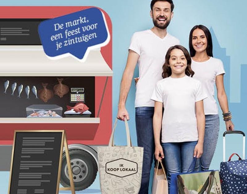 campagnebeeld gezin met boodschappentas op markt