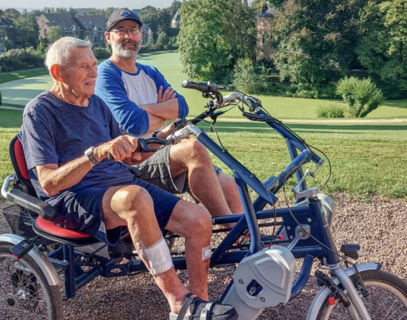 vrijwilliger met senior op duofiets