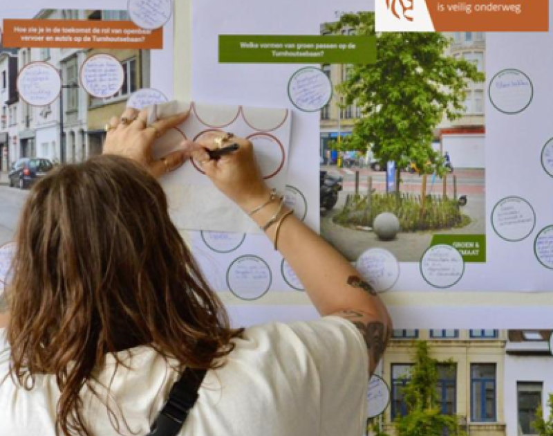 Infobord met dame die post-it invult