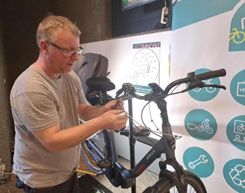 Bram kijkt de remmen van een fiets na