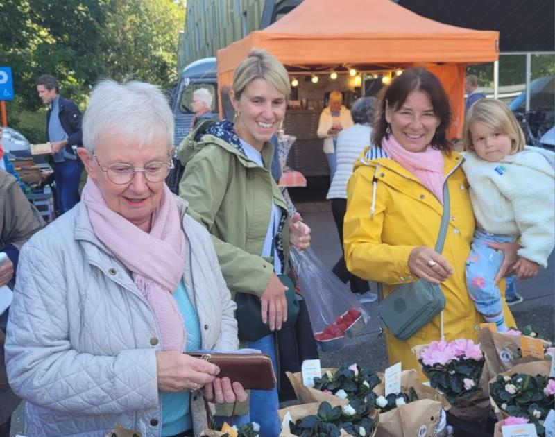 dames kiezen een plantje uit