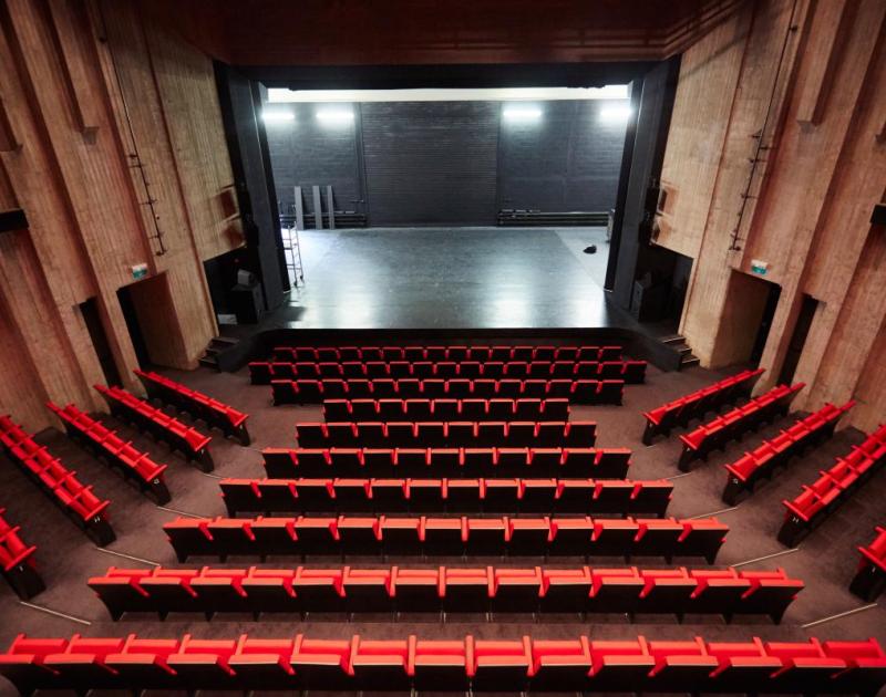 lege theaterzaal Westrand