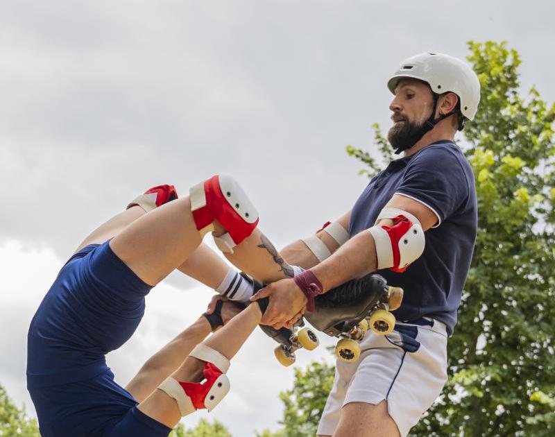 Twee acrobaten op rolschaatsen