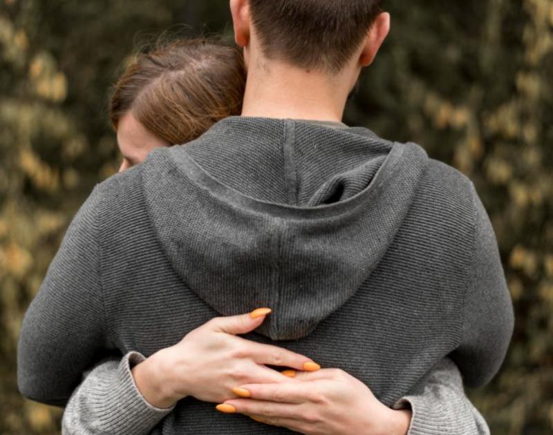 tieners knuffelen