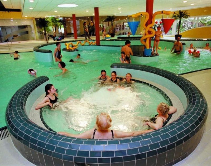 mensen in jaccuzi