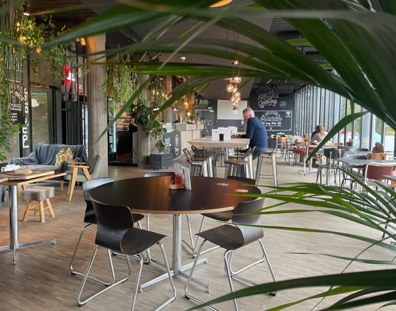 interieur van cultuurcafé
