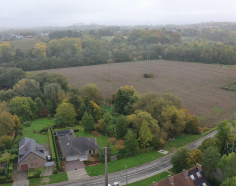 dronebeeld van hoogspanningsmast