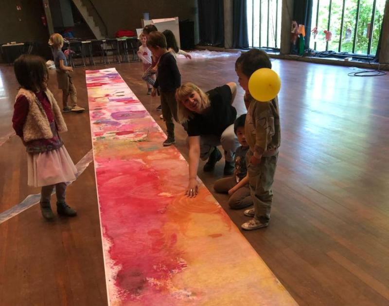 foto van kinderen die groot kunstwerk maken
