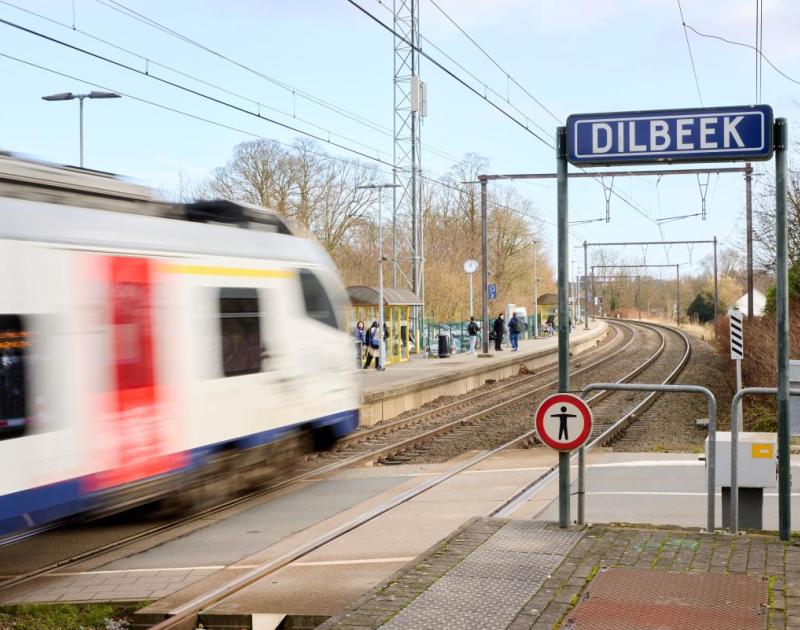 trein die aankomt in station Dilbeek