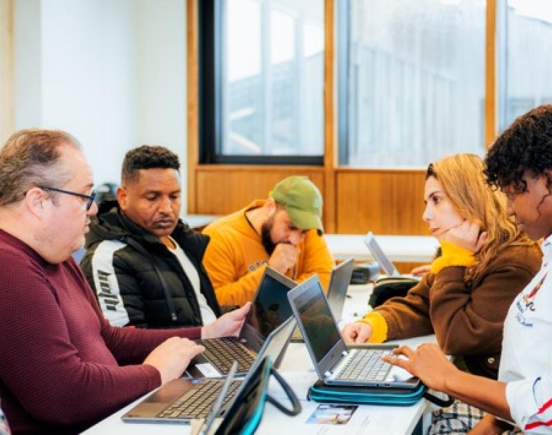 mensen rond een tafel